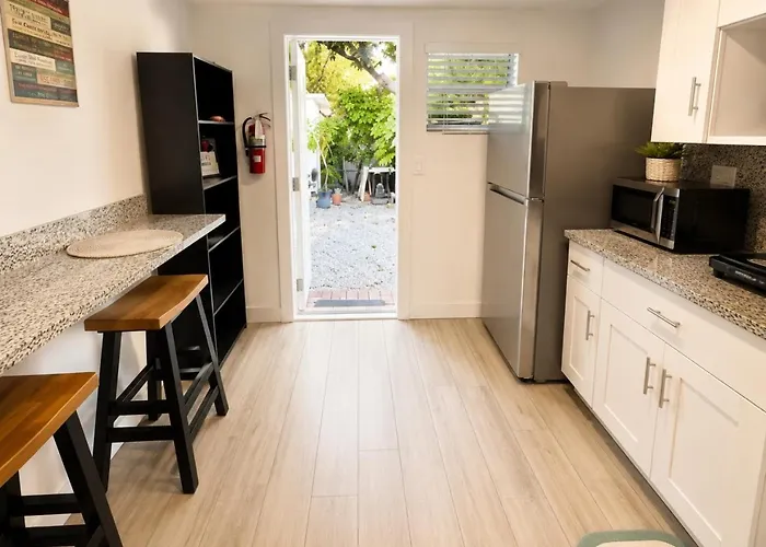 Quiet & Centrally Located House - Private Parking, Laundry And Storage For Luggage
